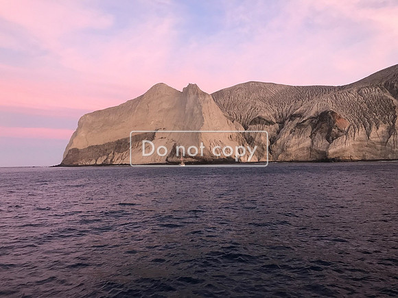 Isla san Benedicto con velero